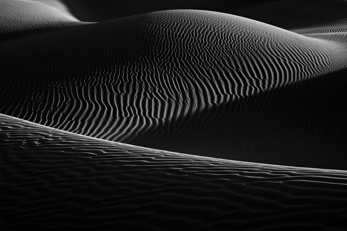 I venti creano increspature sulla superficie delle dune di sabbia.