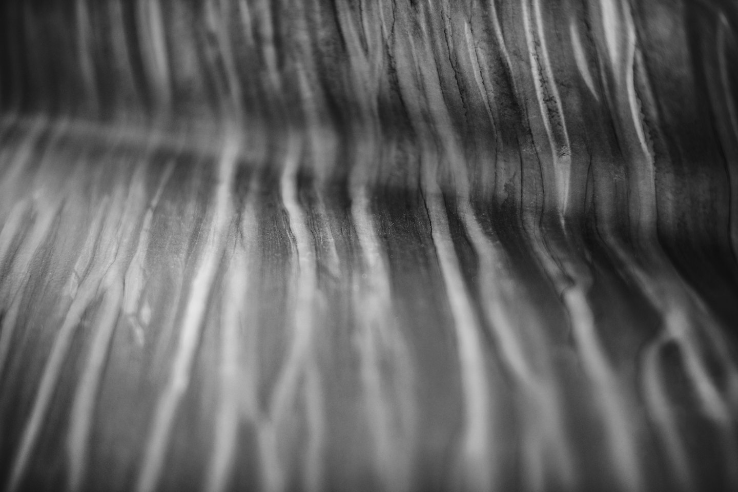 Linee ondulate astratte che ricordano le venature del legno.